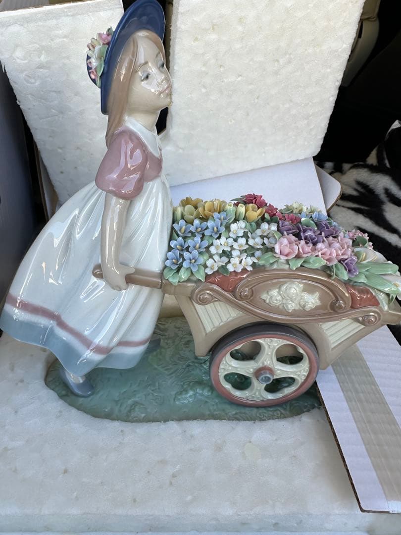Lladro 少女と花車 置物