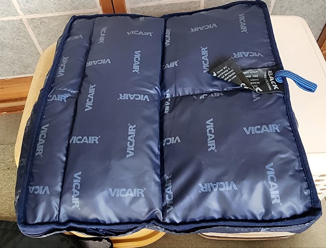 VICAIR　クッション　４０✕４０✕６センチ　洗濯機で洗えるクッション