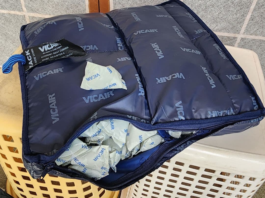 VICAIR　クッション　４０✕４０✕６センチ　洗濯機で洗えるクッション