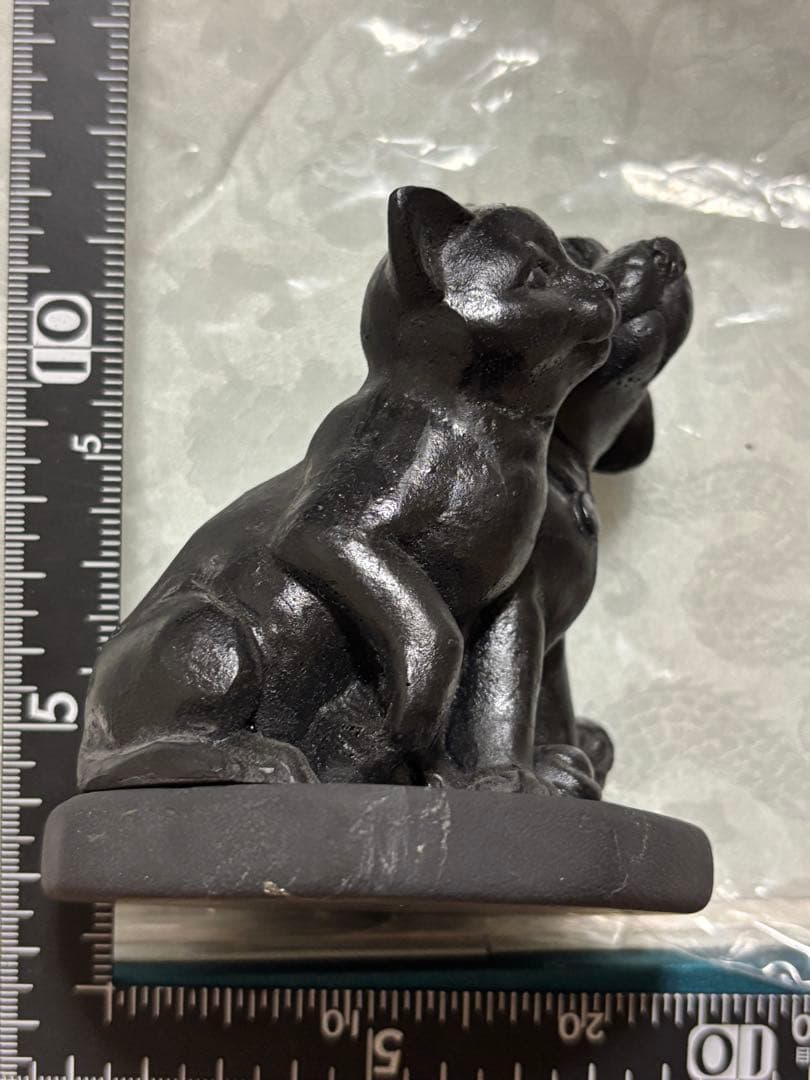 ロシア・カレリア共和国産　シュンガイト　猫犬　置物
