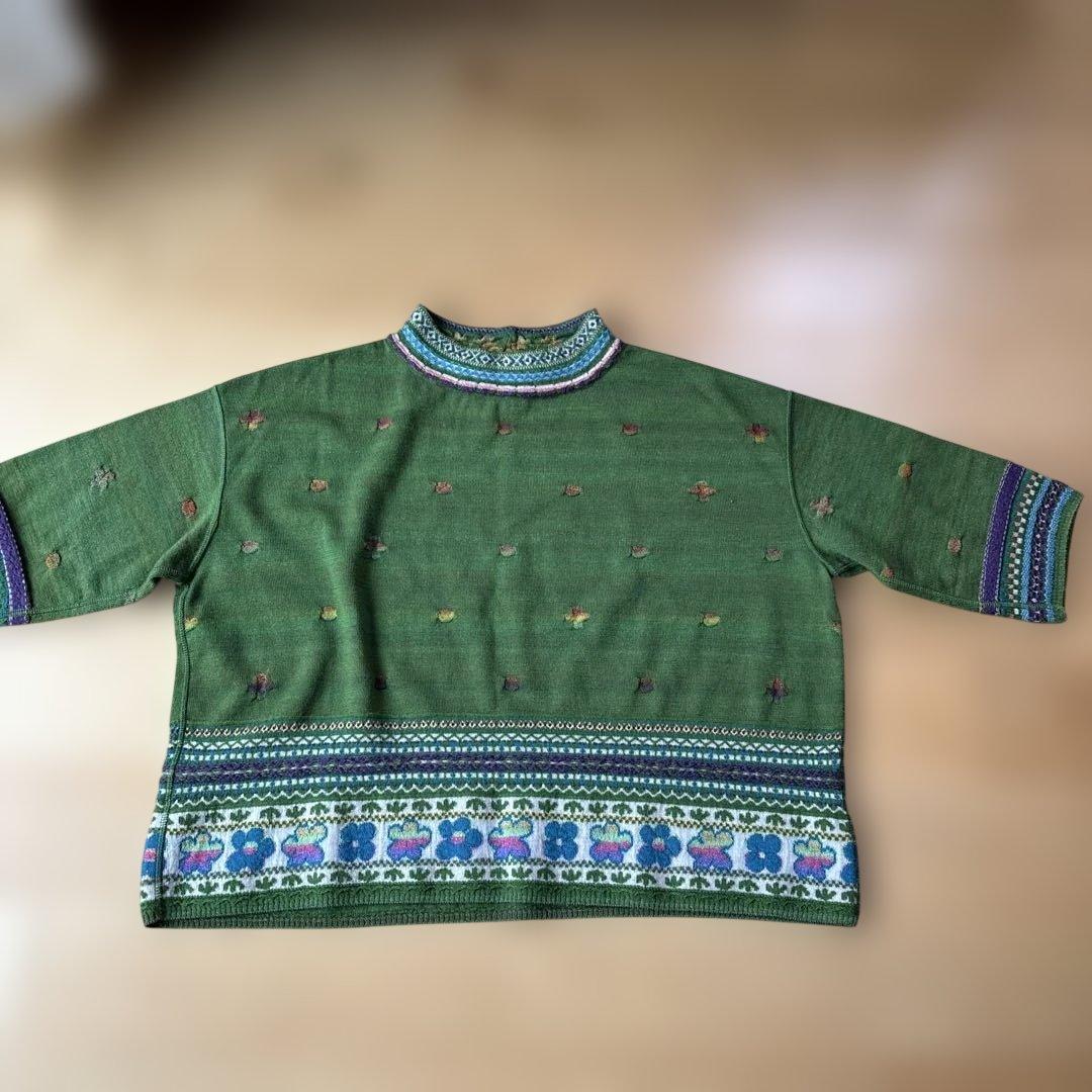 緑の刺繍入りニットセーター