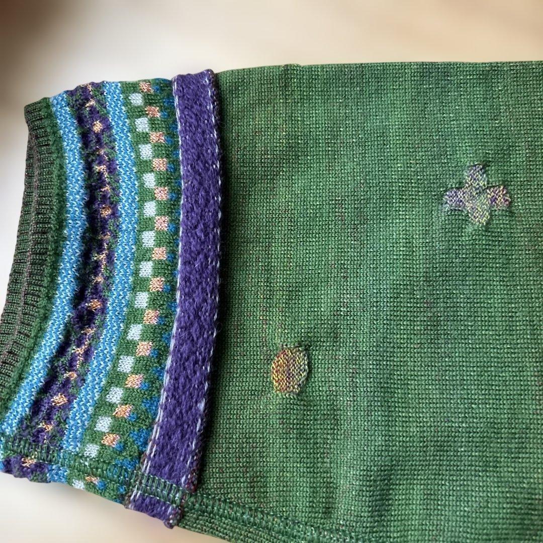 緑の刺繍入りニットセーター