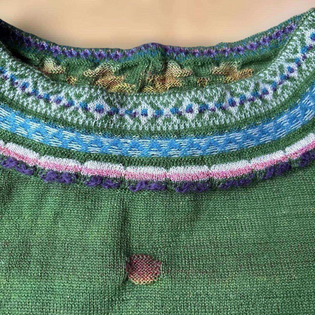 緑の刺繍入りニットセーター
