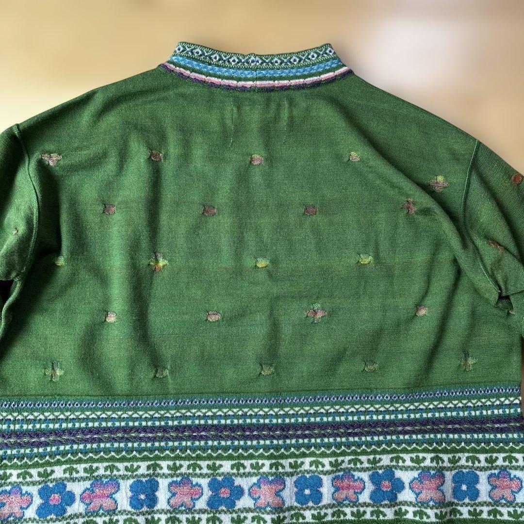 緑の刺繍入りニットセーター