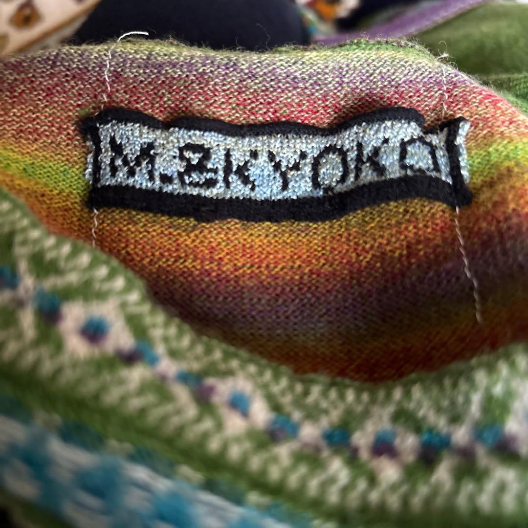 緑の刺繍入りニットセーター