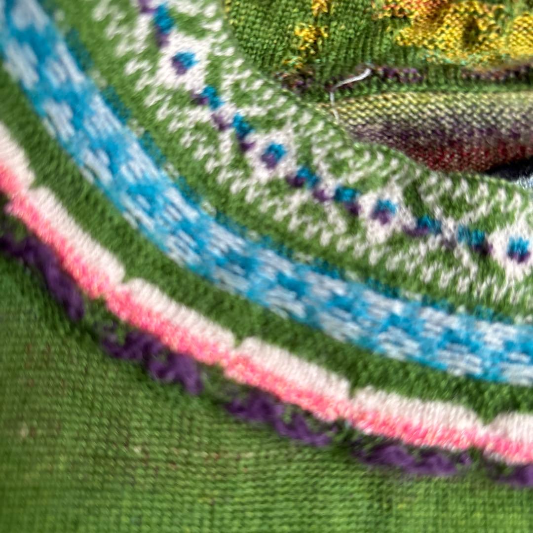 緑の刺繍入りニットセーター