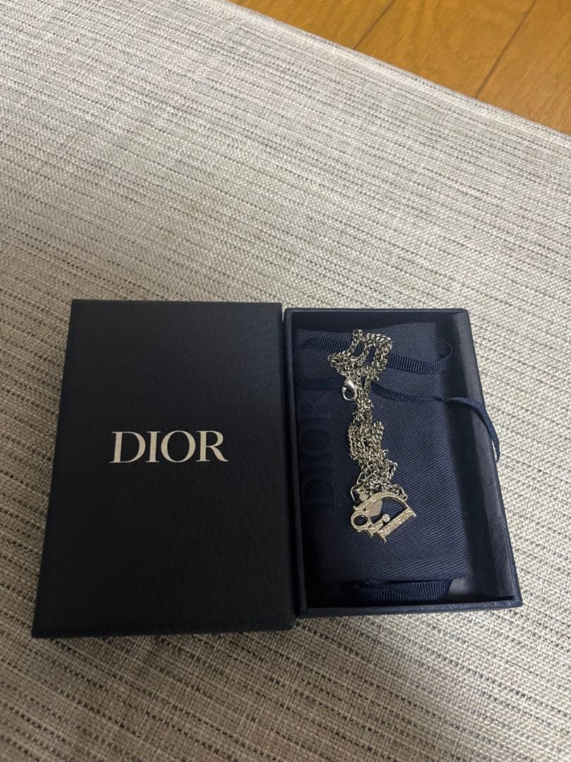 n　Dior シルバー ネックレス ロゴチャーム付き