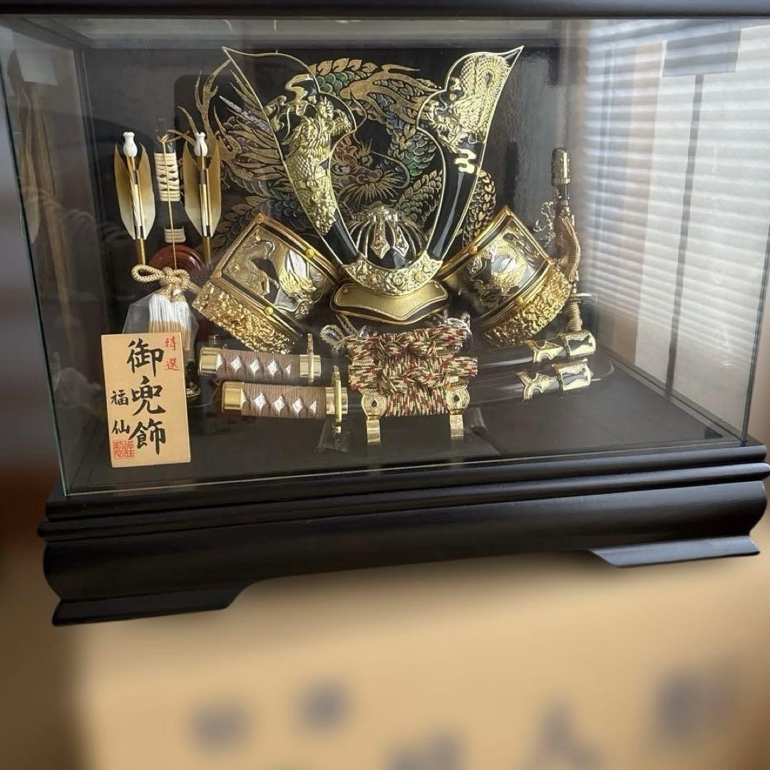 五月人形 金色の兜と刀 ガラスケース付き