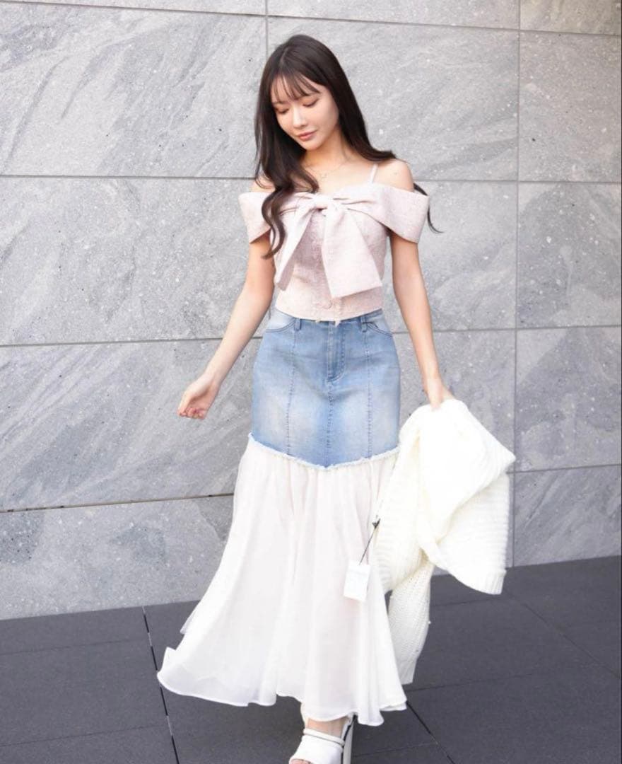 大谷映美里着用 LIP SERVICE ツイードリボンオフショルトップス