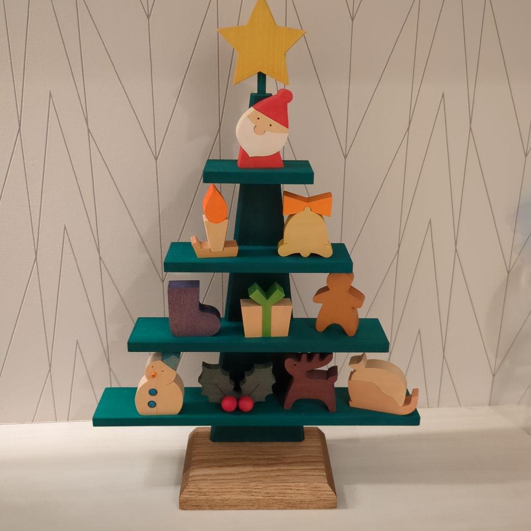 森林工芸館　ステージツリー　クリスマスツリー　木製のクリスマスツリー
