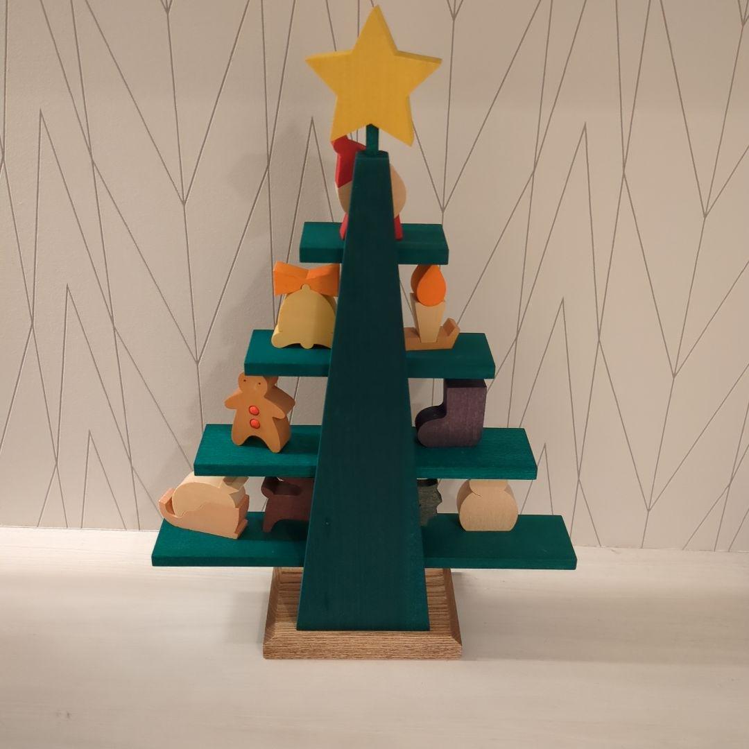 森林工芸館　ステージツリー　クリスマスツリー　木製のクリスマスツリー