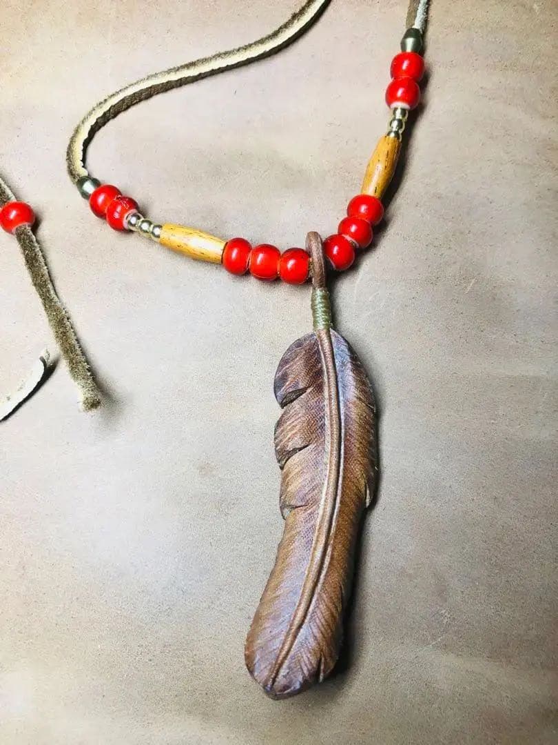 レザーカービング　フェザーネックレス レザークラフト　ハンドメイド　ヌメ革　④