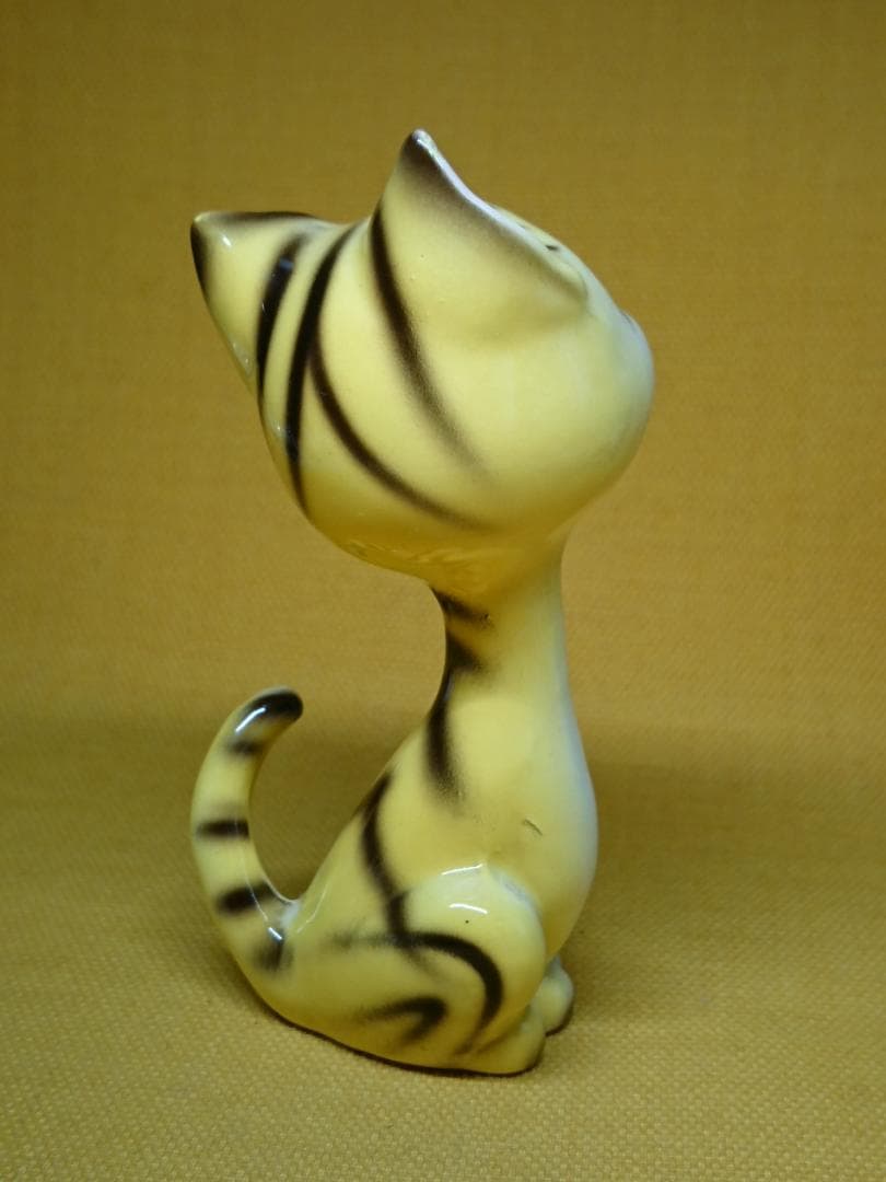 【美品】ねこ　とら　陶器　オブジェ　置物　インテリア　工芸品　美術品　A1235