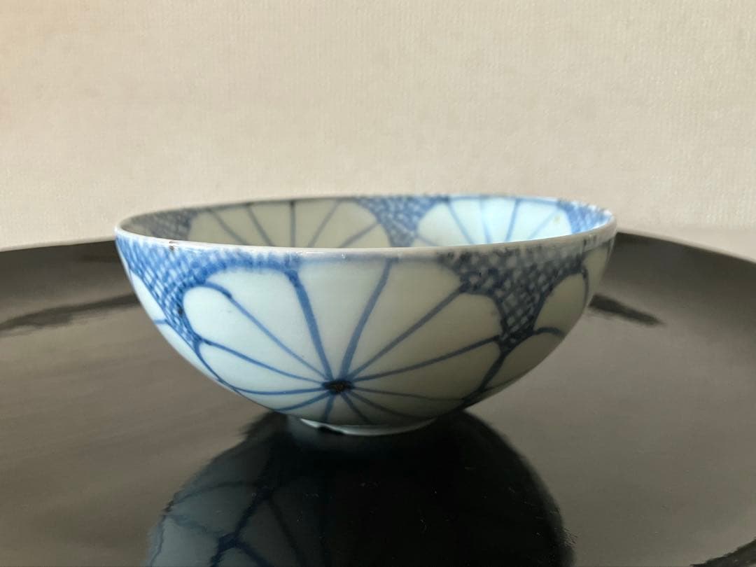古伊万里　染付茶碗／氷裂菊花紋
