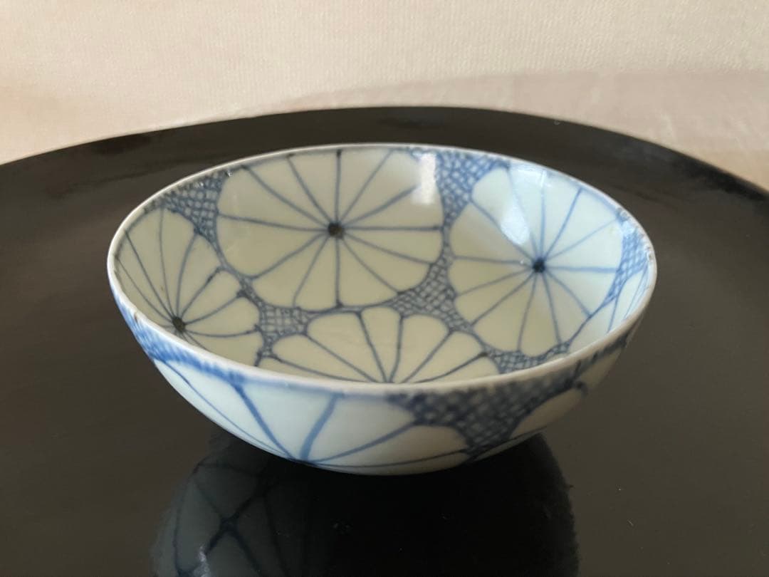 古伊万里　染付茶碗／氷裂菊花紋