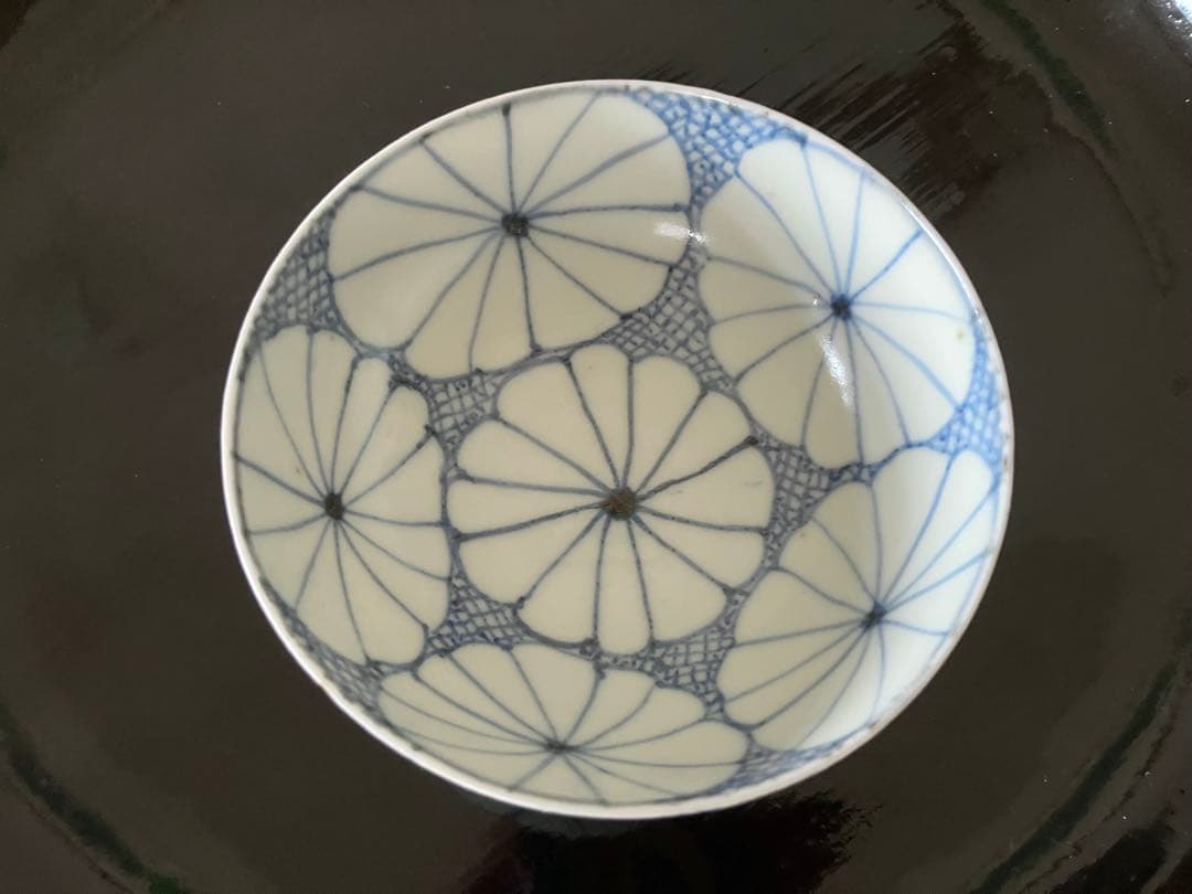 古伊万里　染付茶碗／氷裂菊花紋