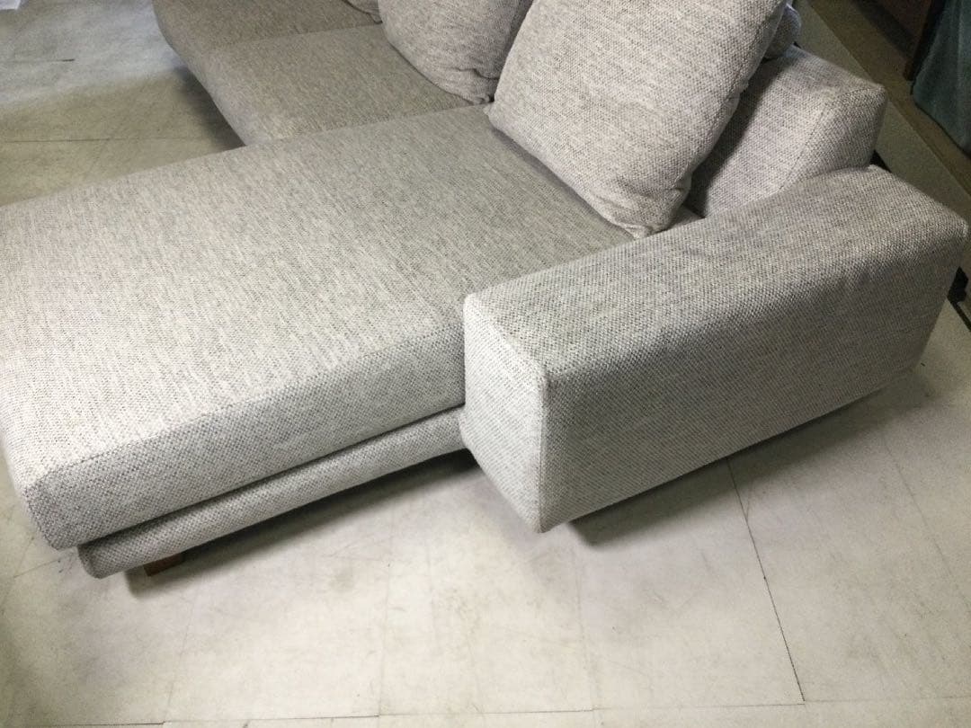 NOYESノイエスDecibel アームテーブル付2人掛けカウチソファ