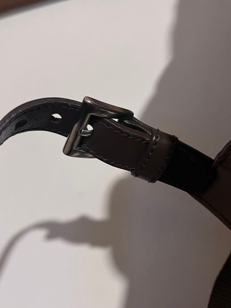 プラダ　バックパック　合わせやすい落ち着いた濃いめのベージュ