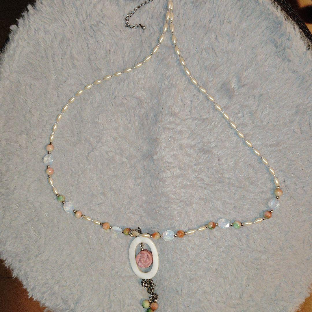ハンドメイド 天然石　ビーズネックレス 花モチーフ