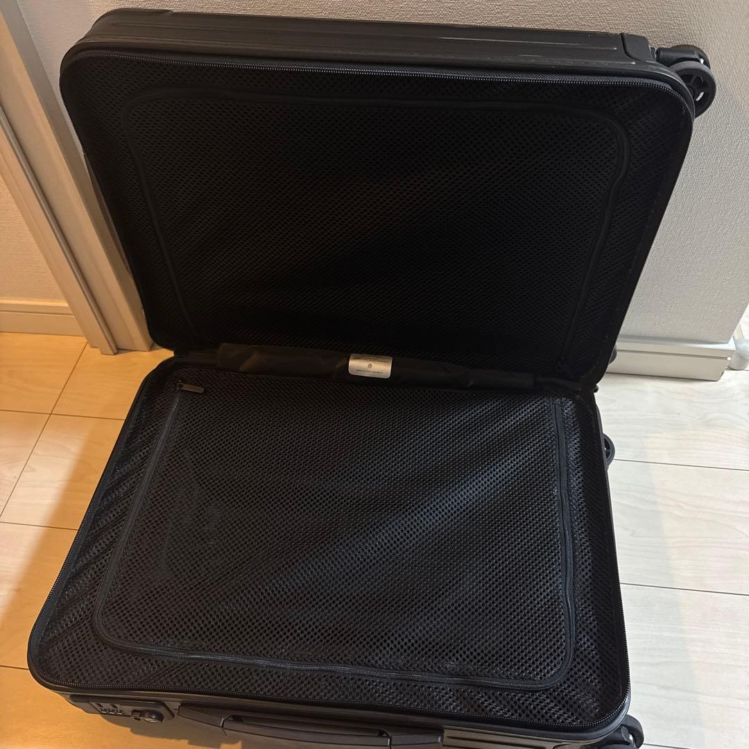 1泊庫内持ち込み可能サイズ　RIMOWA ブラック キャリーケース