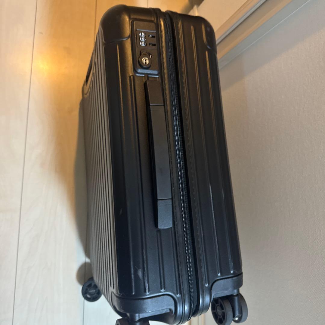 1泊庫内持ち込み可能サイズ　RIMOWA ブラック キャリーケース