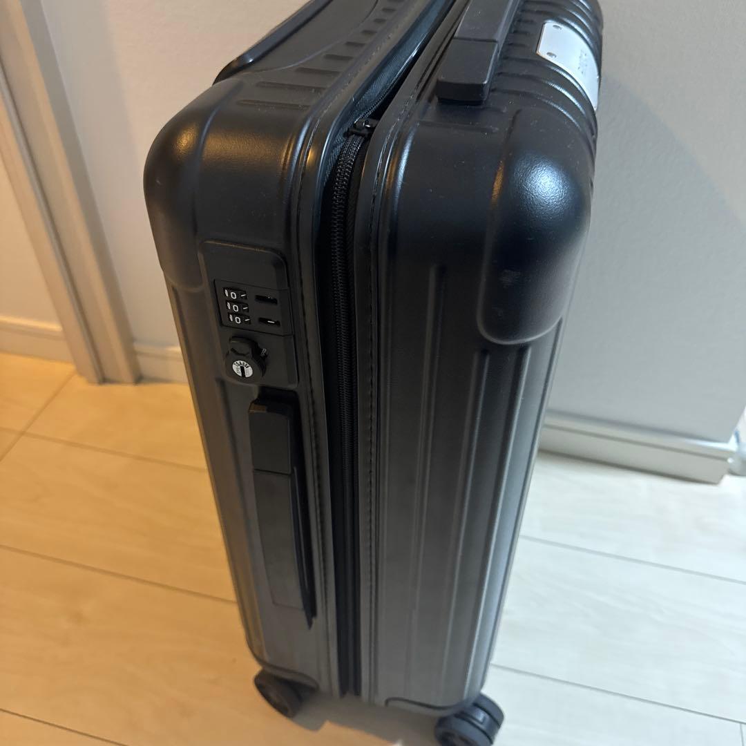 1泊庫内持ち込み可能サイズ　RIMOWA ブラック キャリーケース