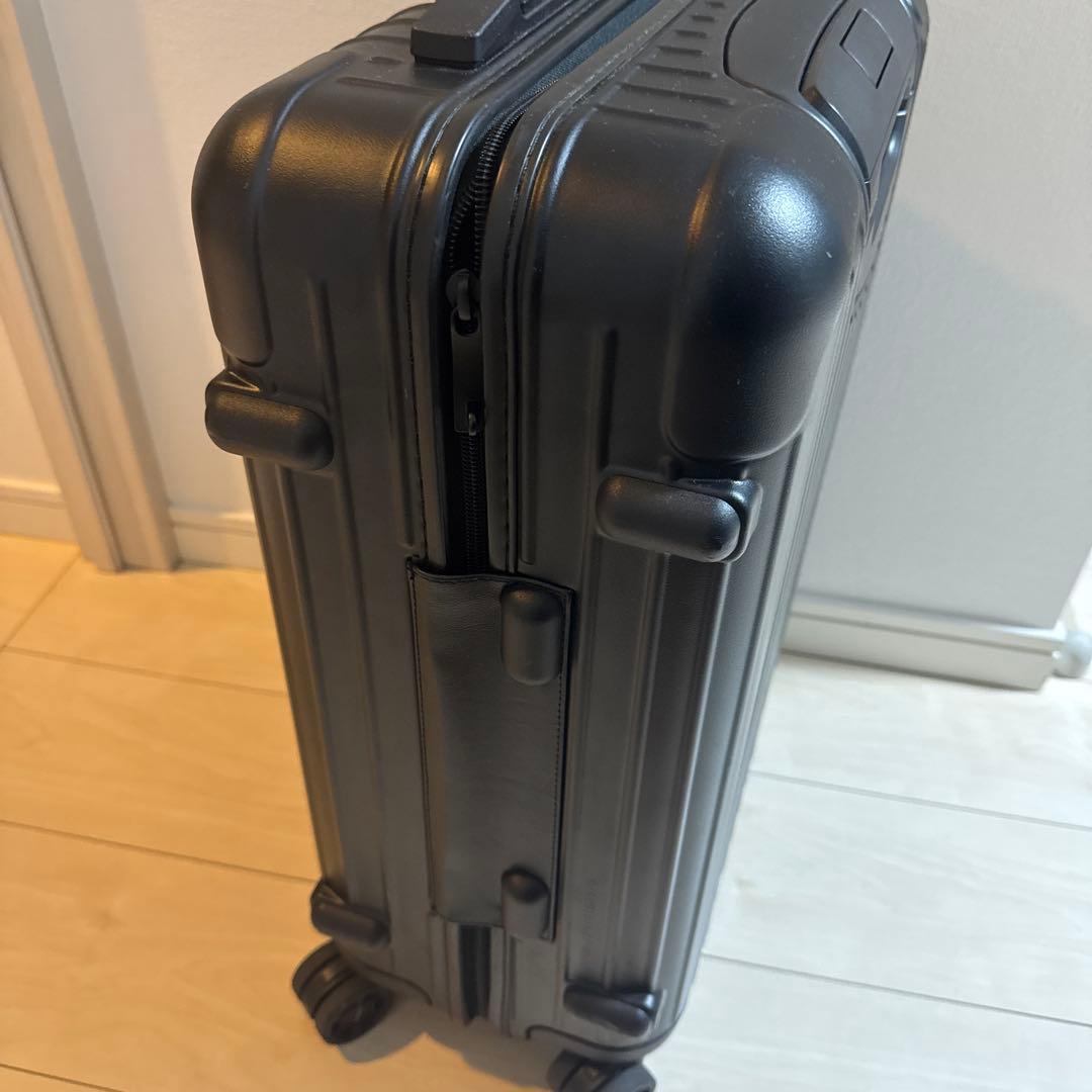 1泊庫内持ち込み可能サイズ　RIMOWA ブラック キャリーケース