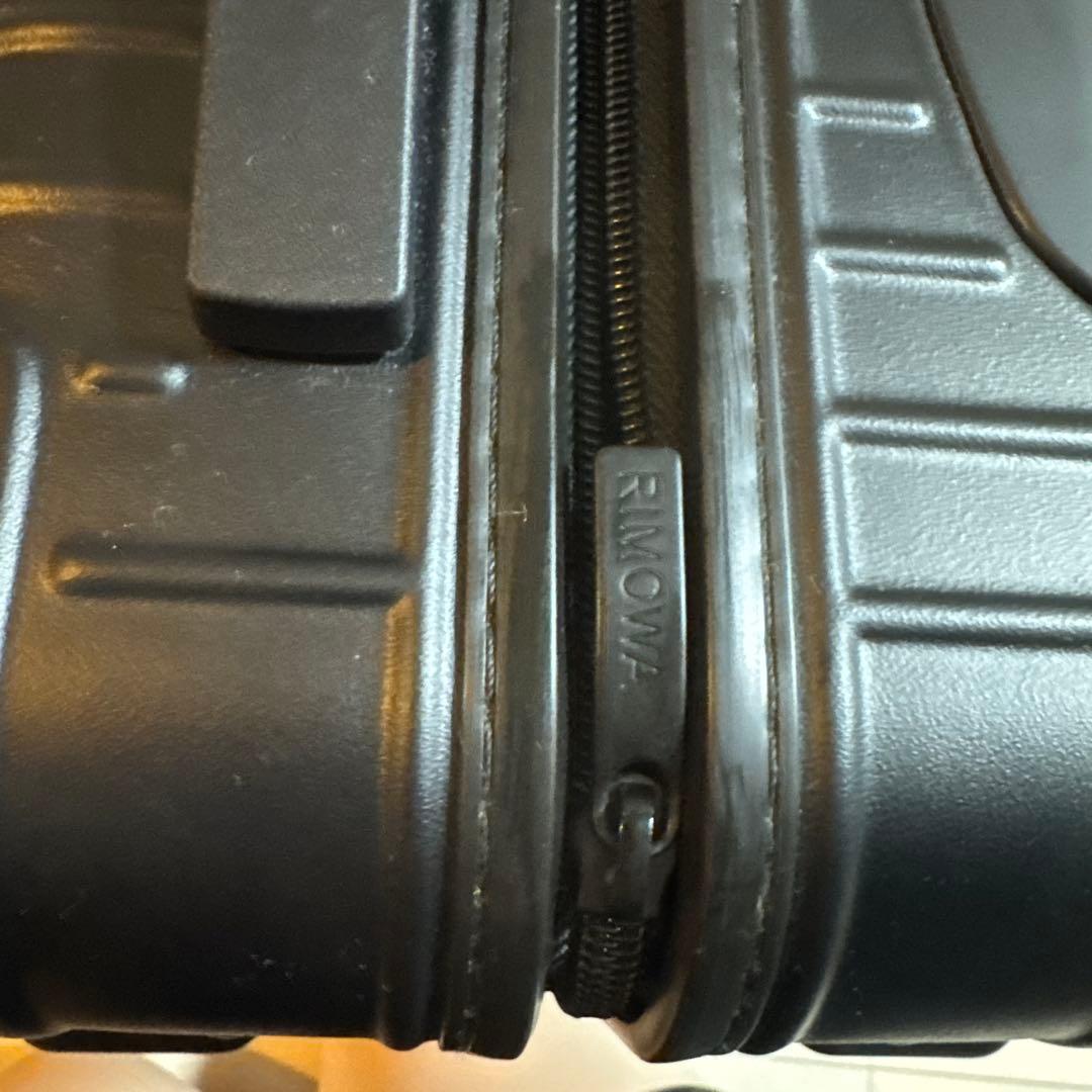 1泊庫内持ち込み可能サイズ　RIMOWA ブラック キャリーケース