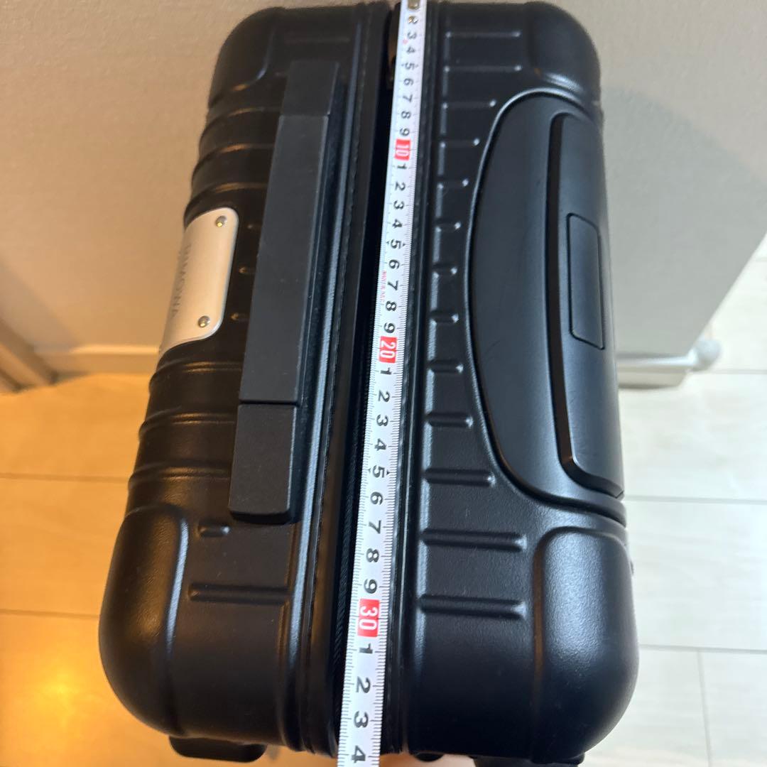 1泊庫内持ち込み可能サイズ　RIMOWA ブラック キャリーケース