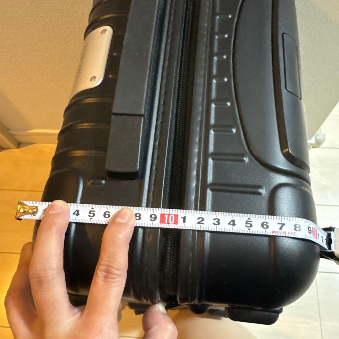 1泊庫内持ち込み可能サイズ　RIMOWA ブラック キャリーケース