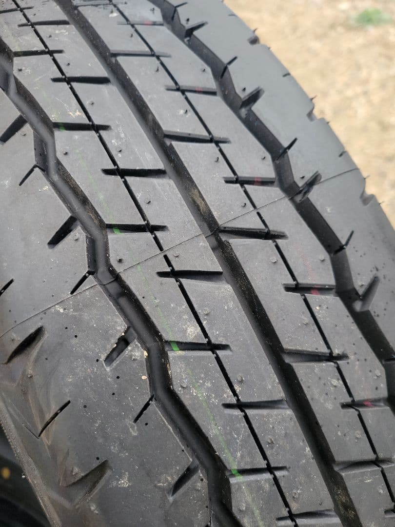 ハイエース　新車外し純正タイヤ　送料込