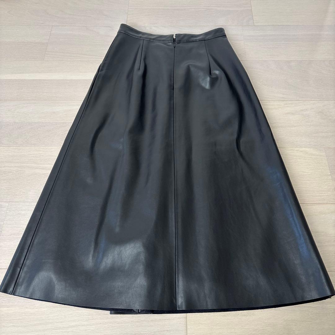 M premier BLACK フェイクレザー　フレアスカート