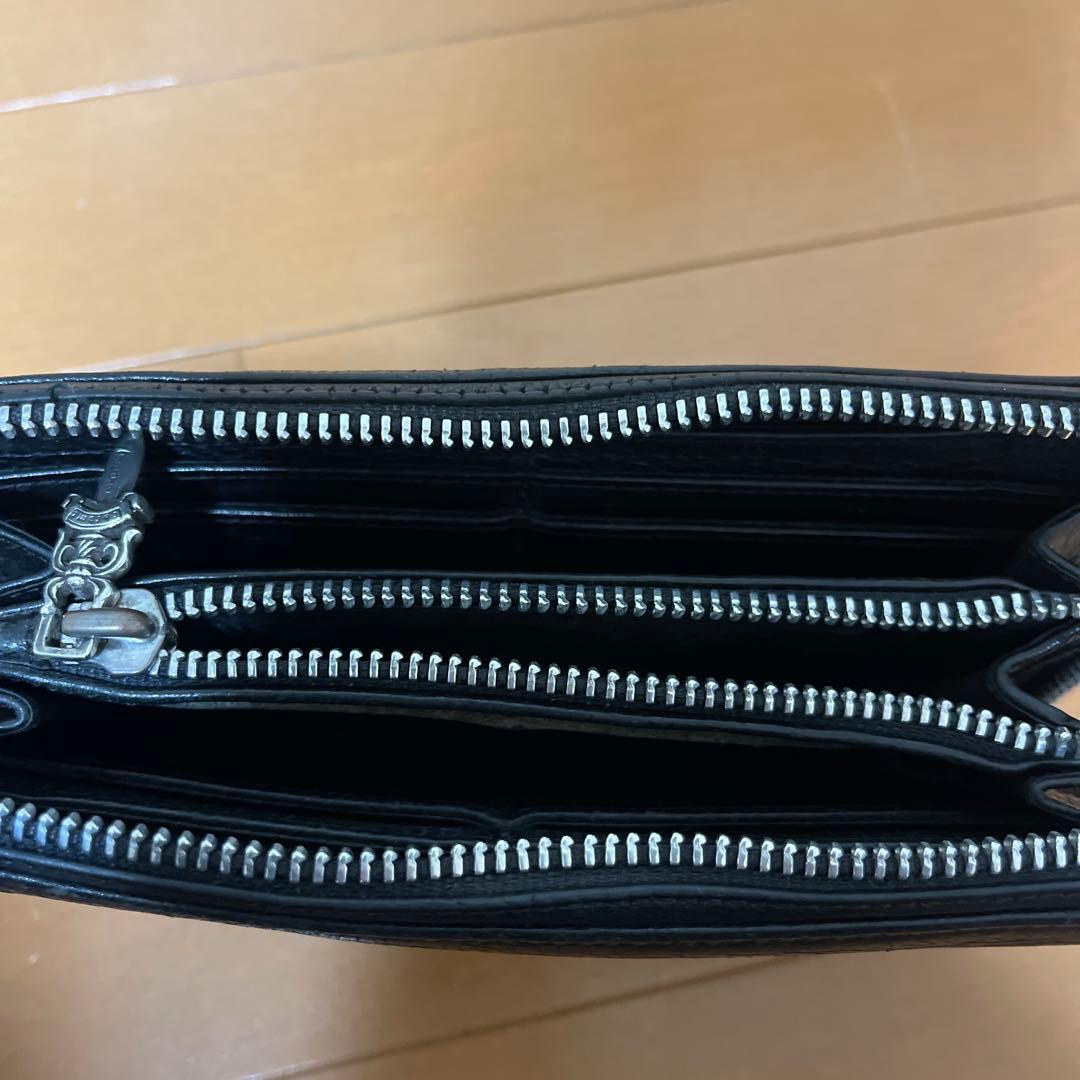 黒の長財布 シルバーのジッパー付き　クロムハーツ