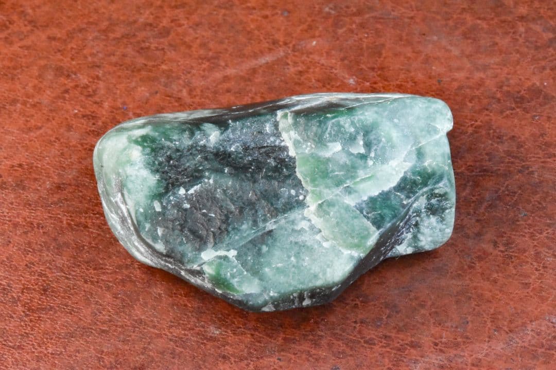 糸魚川 金山谷系 最上級緑色翡翠原石