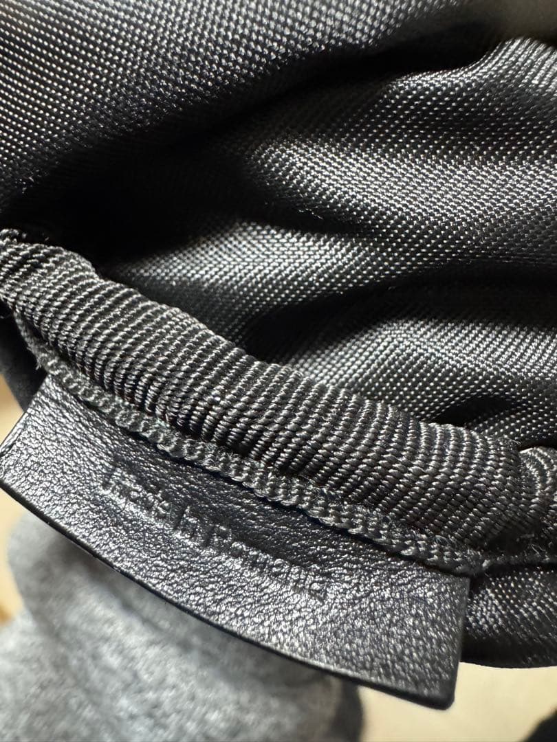 GIVENCHY 黒 ボディバッグ