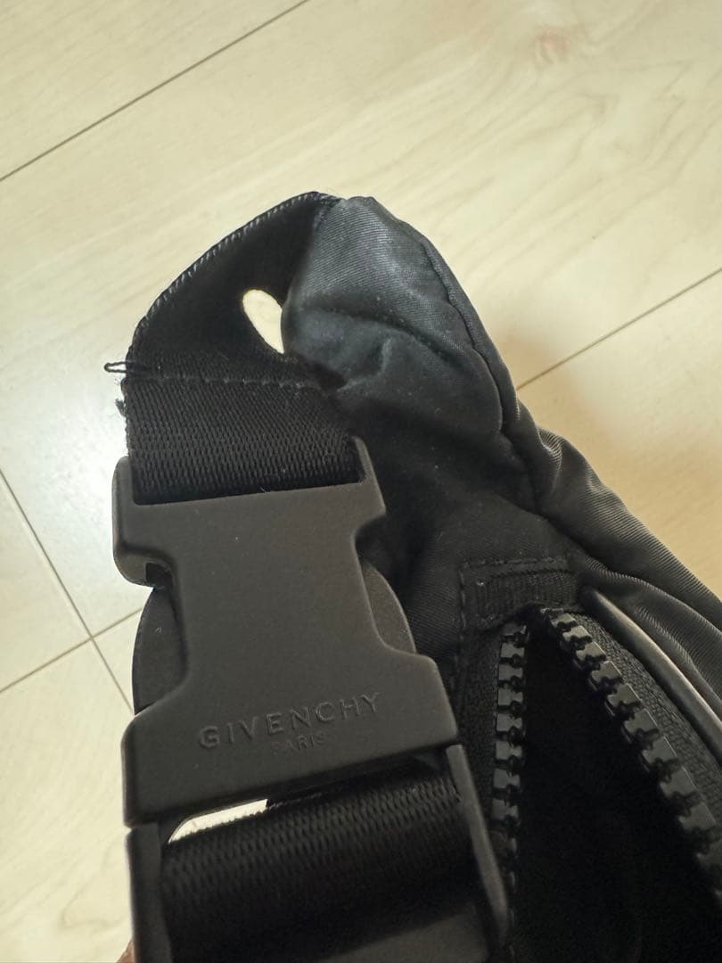 GIVENCHY 黒 ボディバッグ