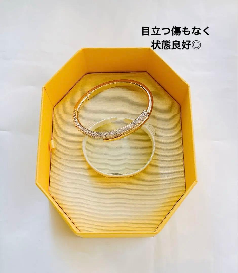 未使用　ゴールドカラー　ストーン付きバングル 専用ボックス付き