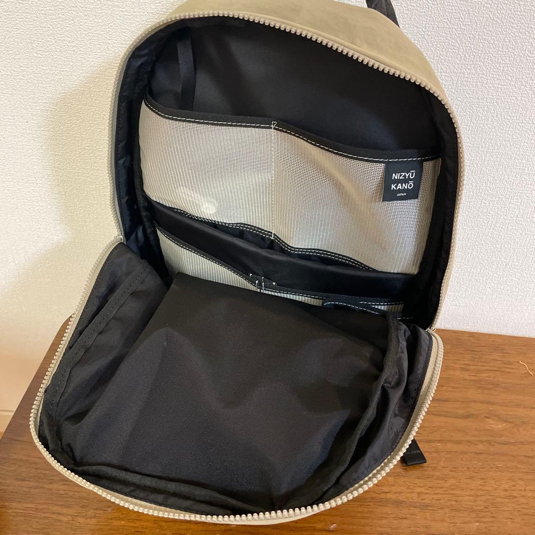美品　ニジュウカノウ　ライトナイロンリュックS ライトベージュ