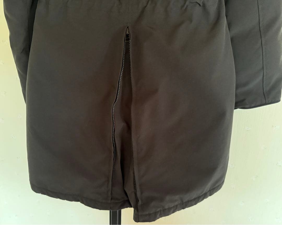 カナダグース 黒 ファー付きダウンジャケット