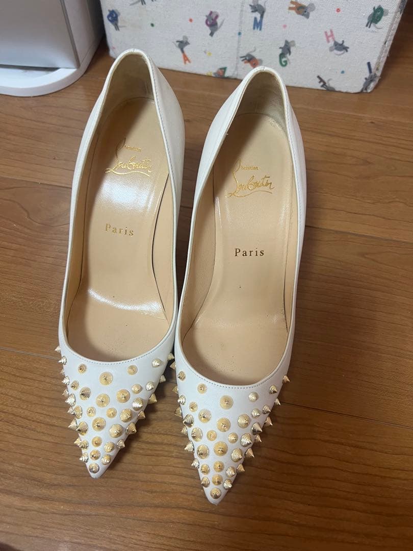 Christian Louboutin ホワイトスタッズハイヒール値下げした