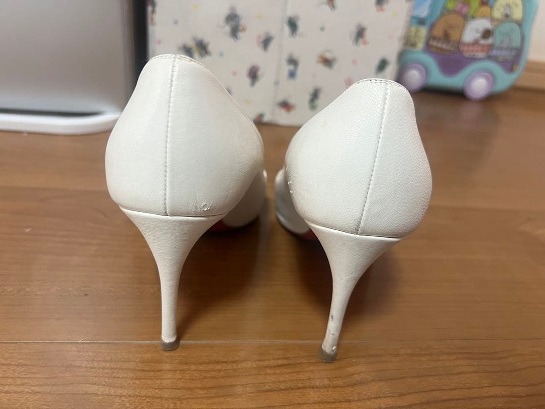 Christian Louboutin ホワイトスタッズハイヒール値下げした