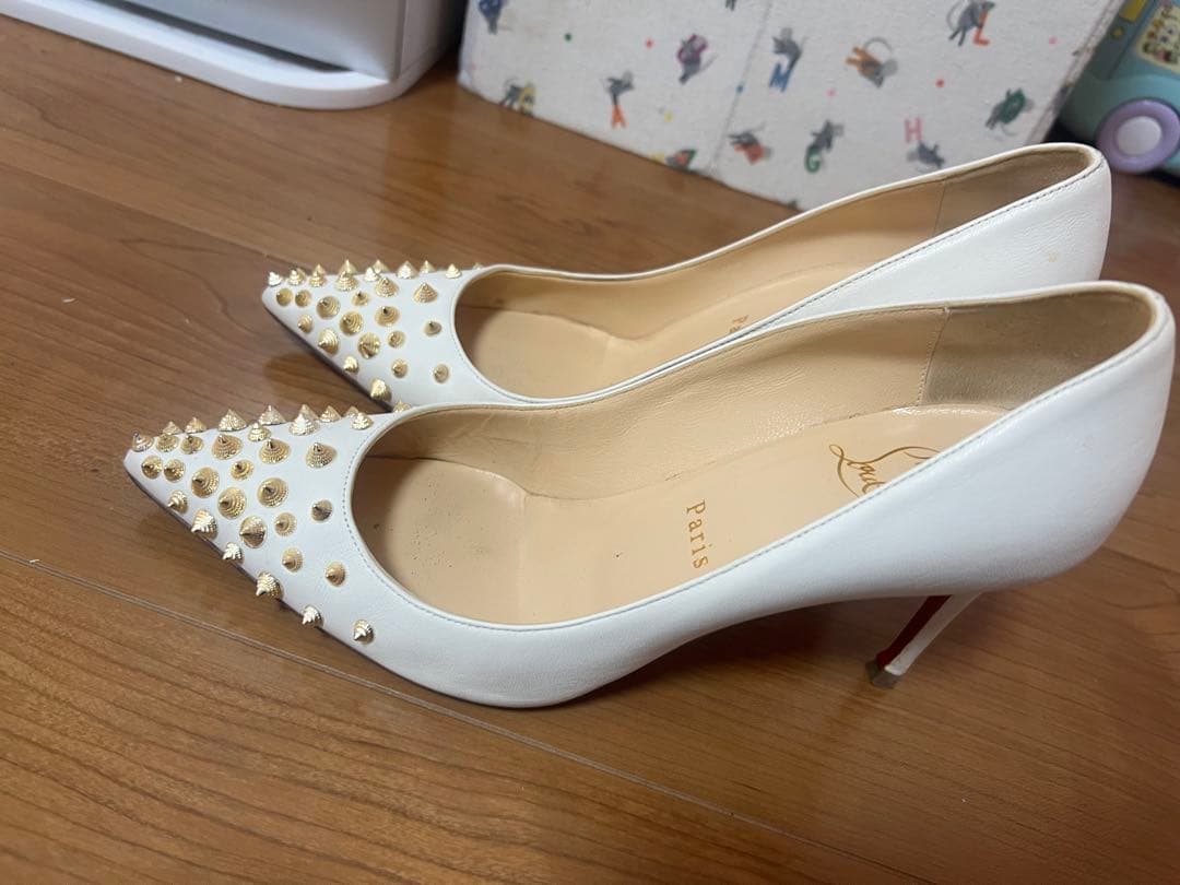 Christian Louboutin ホワイトスタッズハイヒール値下げした