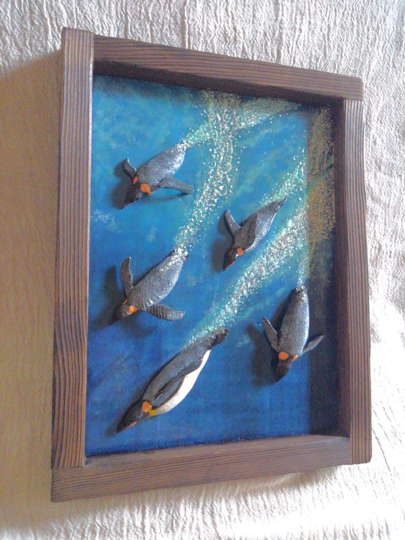 木彫りの皇帝ペンギンの3D壁掛け