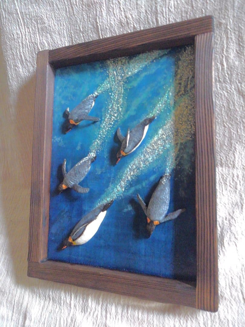木彫りの皇帝ペンギンの3D壁掛け