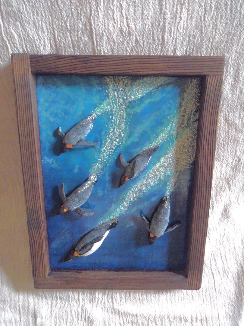 木彫りの皇帝ペンギンの3D壁掛け