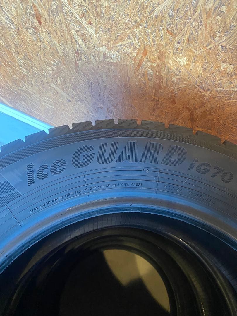 22年製 バリ溝iceGUARD IG70 215/60R16 スタッドレス