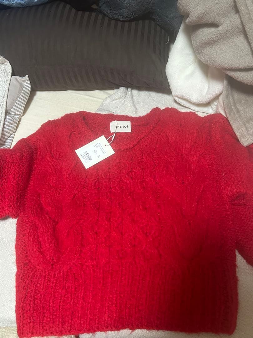 THE TOÉ Nîmes handmade cable knit red