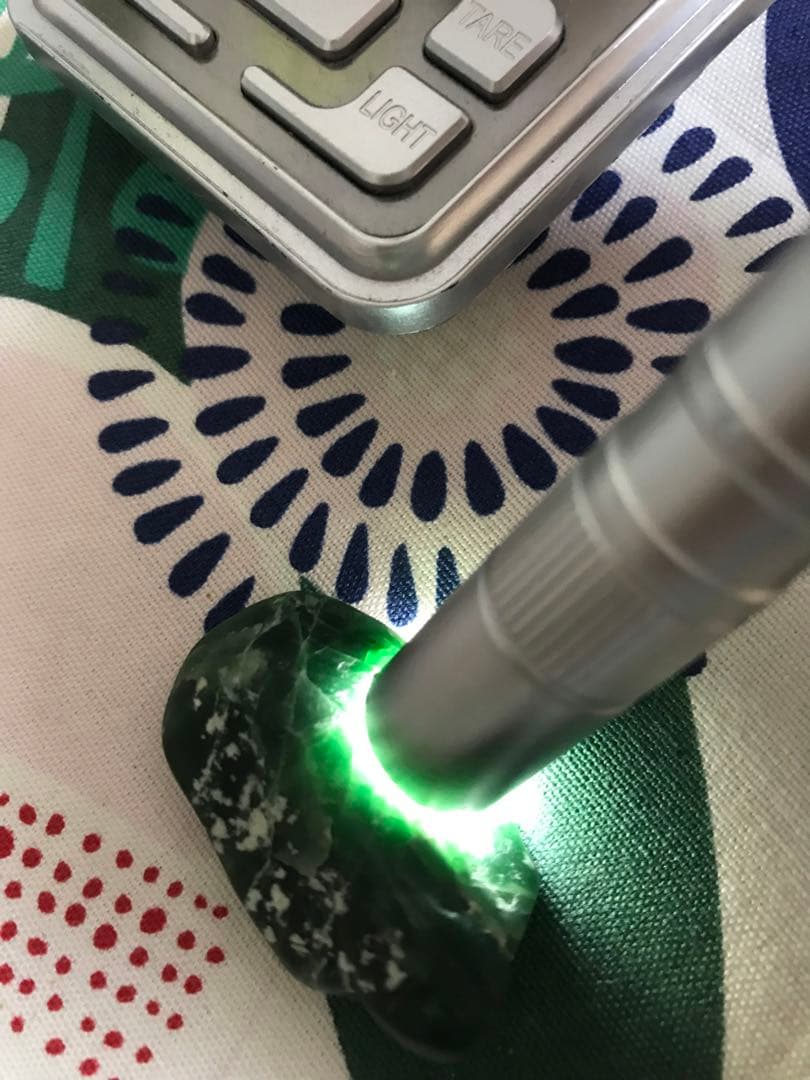 糸魚川翡翠　原石　ヒスイ