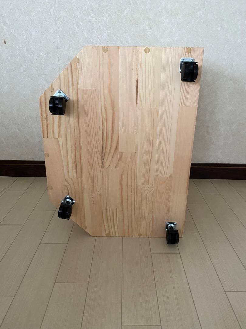 パイン集成材で制作した、テレビ台です。