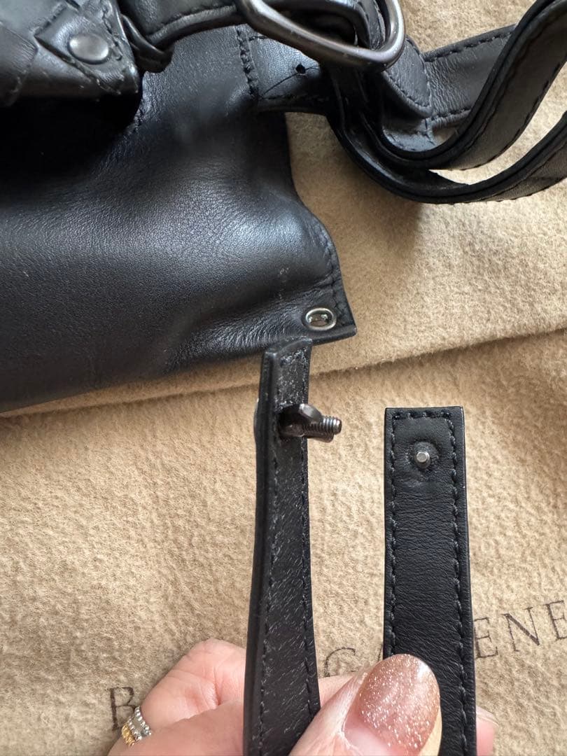 BOTTEGA VENETA ブラックレザーボディバッグ